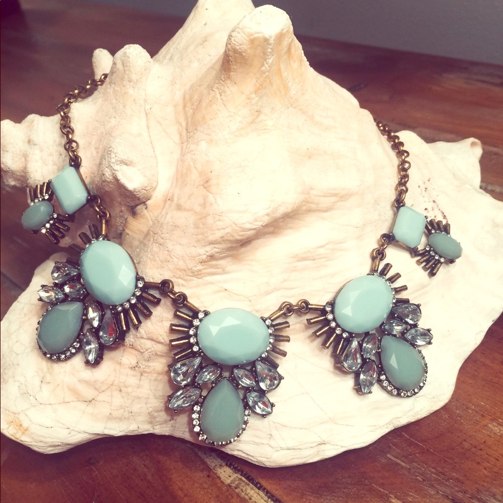 Vintage-like Amrita Singh statement necklace
